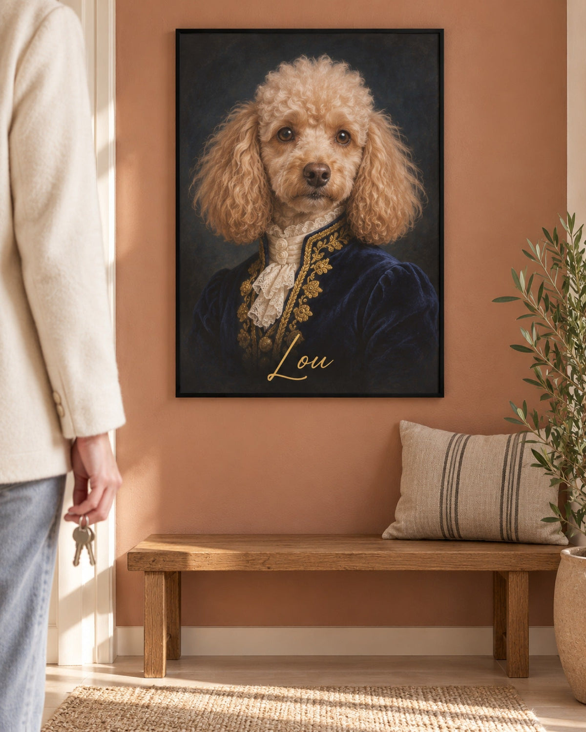 Pudel im Royal-Stil als Hundeportrait im Metallrahmen an einer Flurwand