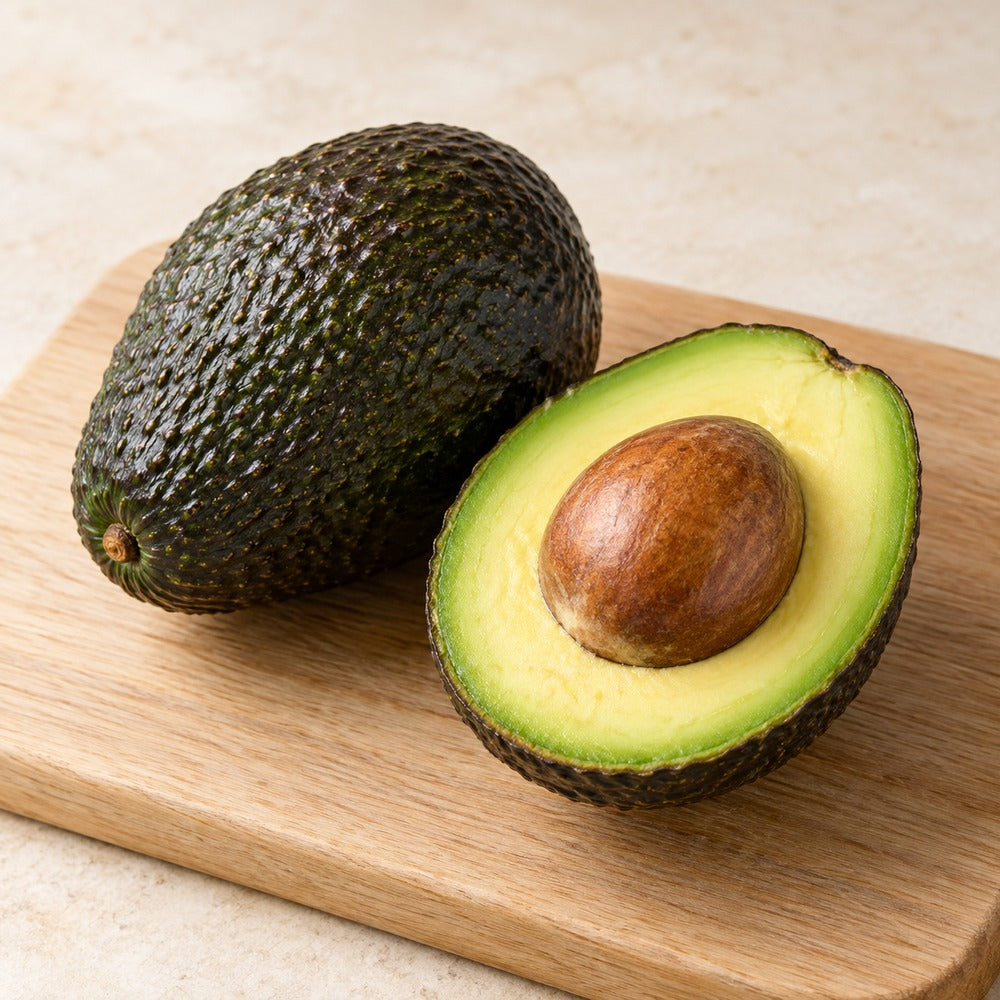 Avocado auf einem hellen Holzbrett