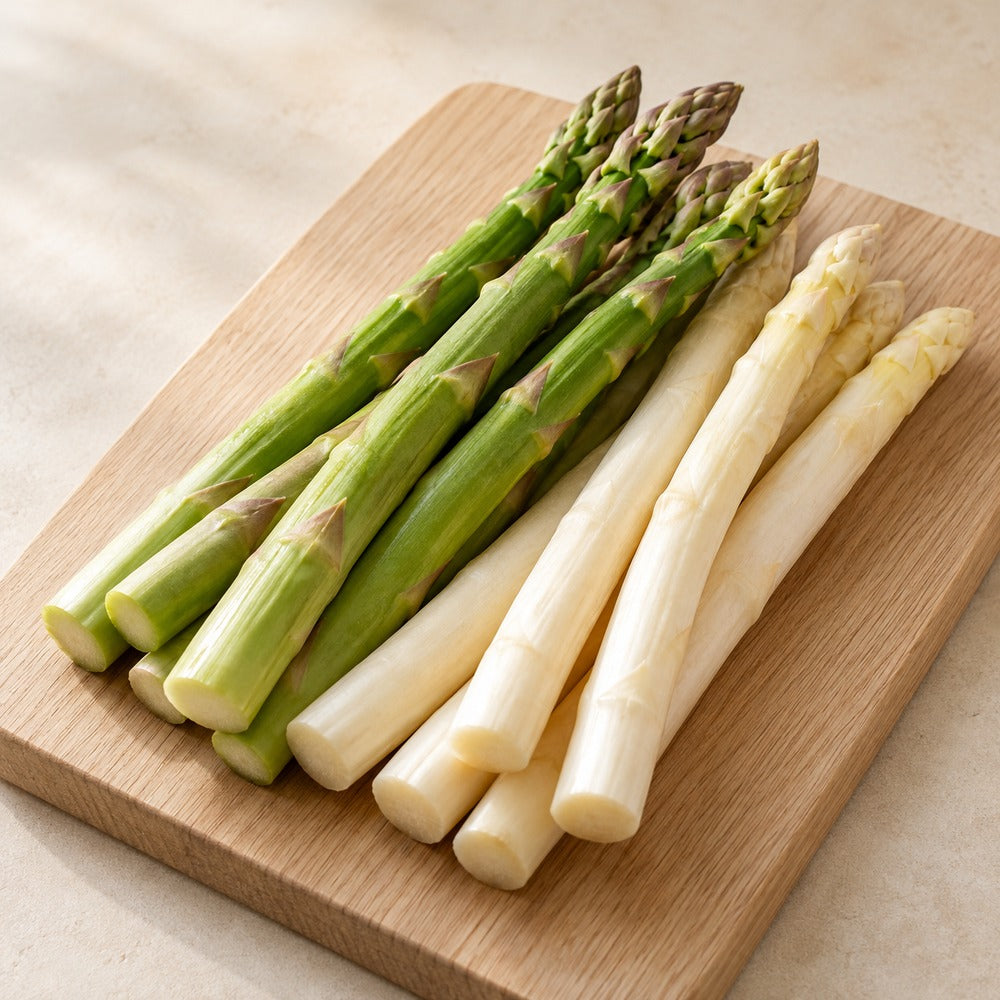 Spargel auf einem hellen Holzbrett