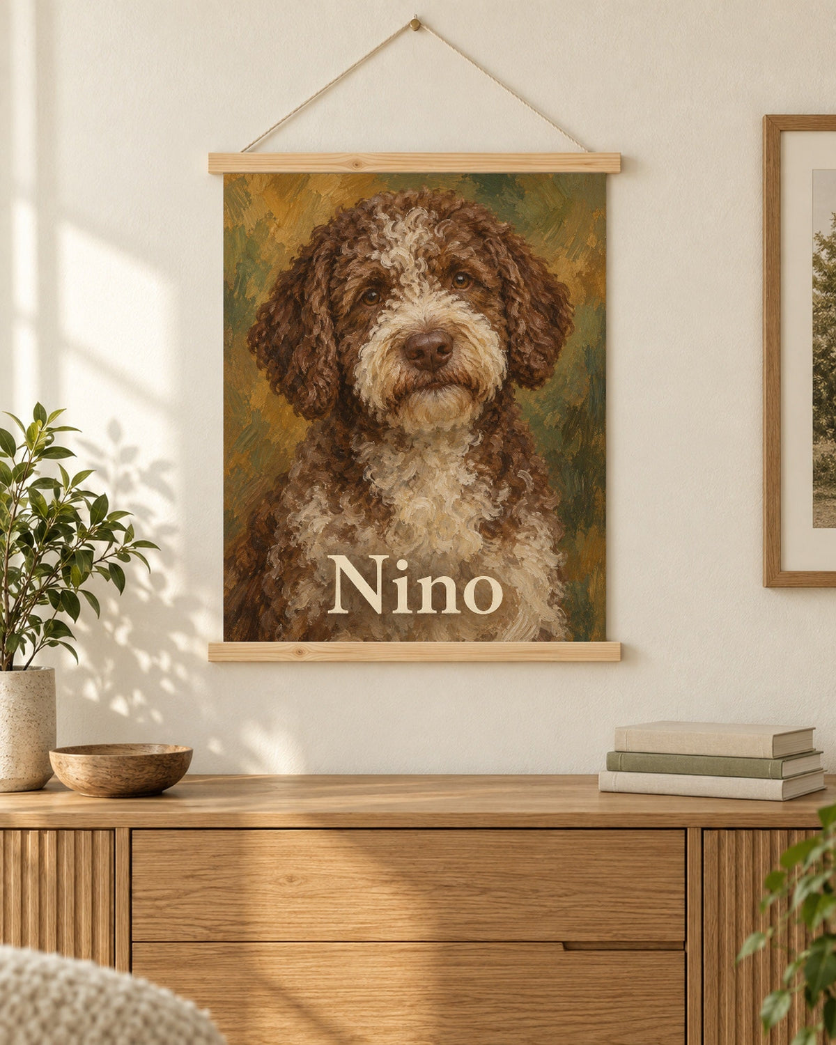 Braun-weiß gelockter Lagotto Romagnolo als Poster mit Holzleisten im Stil eines Ölgemäldes über einer Kommode