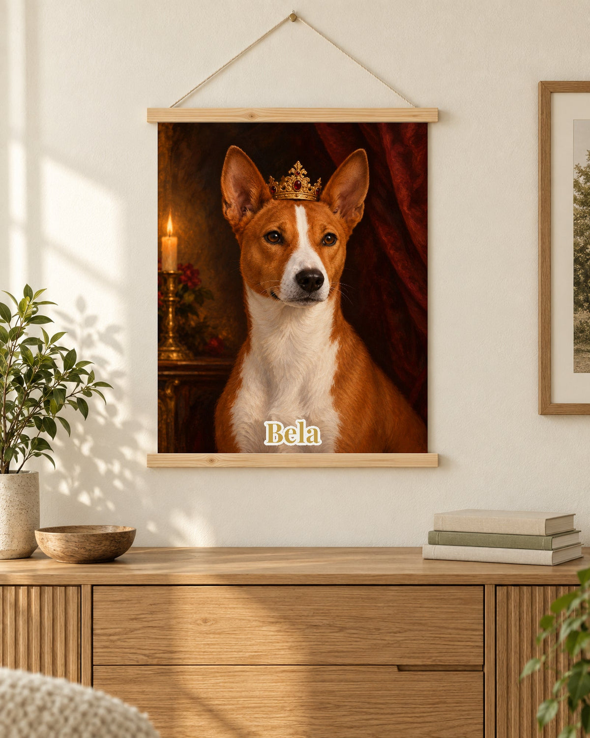 Basenji im Royal-Stil mit Krone als Poster mit Holzaufhängung über einer Kommode