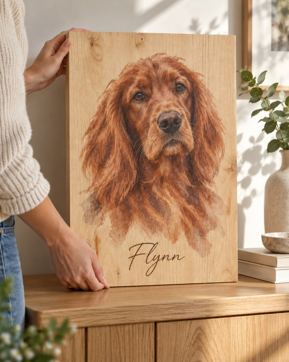 Irish Setter im Aquarell-Stil als Hundeportrait auf Holz, von einer Hand auf einer Kommode gehalten