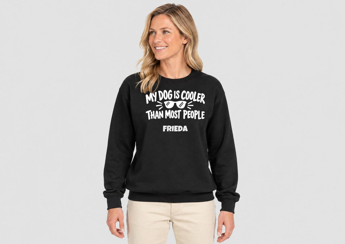 My Dog Is Cooler Than Most People mit dem Namen Frieda: Sweatshirt.