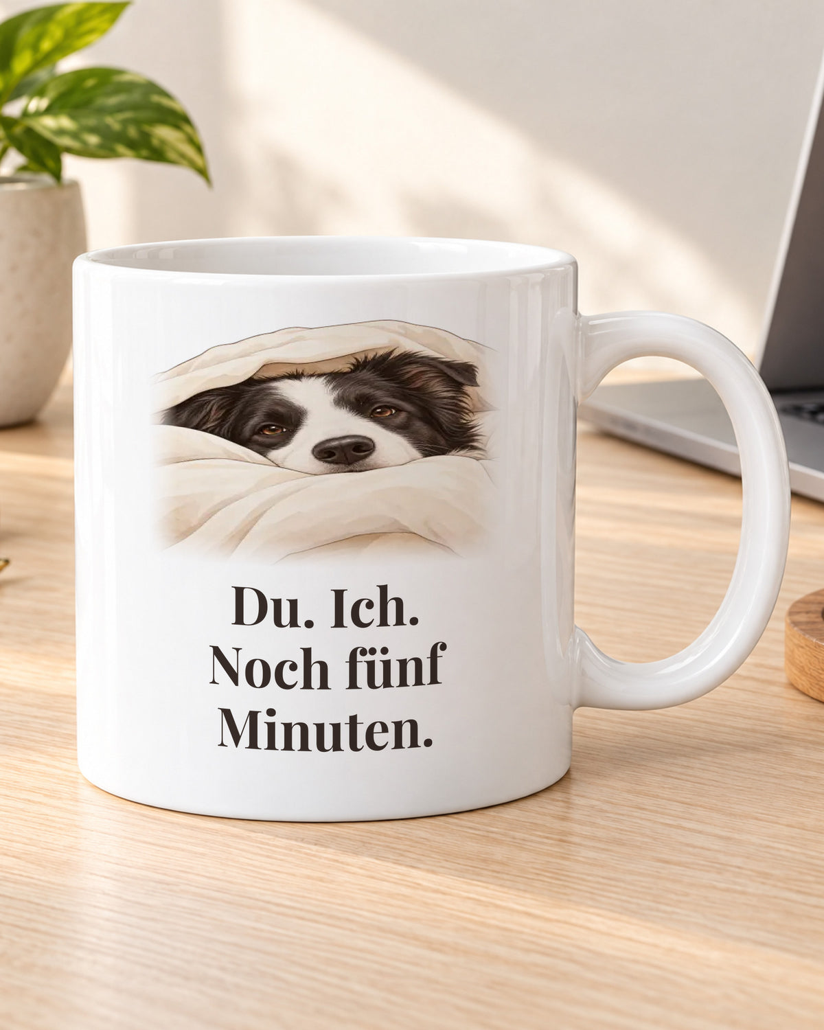 Hundetasse „Du. Ich. Noch fünf Minuten.“ am Schreibtisch