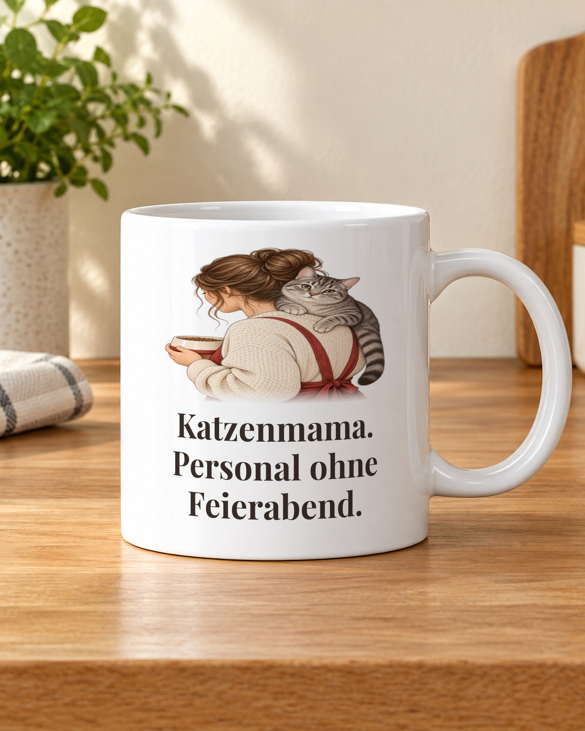 Katzentasse „Katzenmama. Personal ohne Feierabend.“ in der Küche