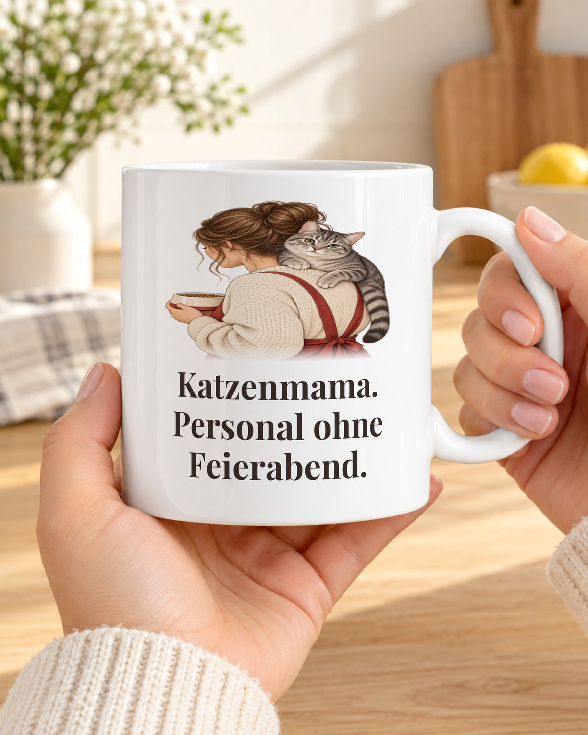 Katzentasse „Katzenmama. Personal ohne Feierabend.“ in den Händen