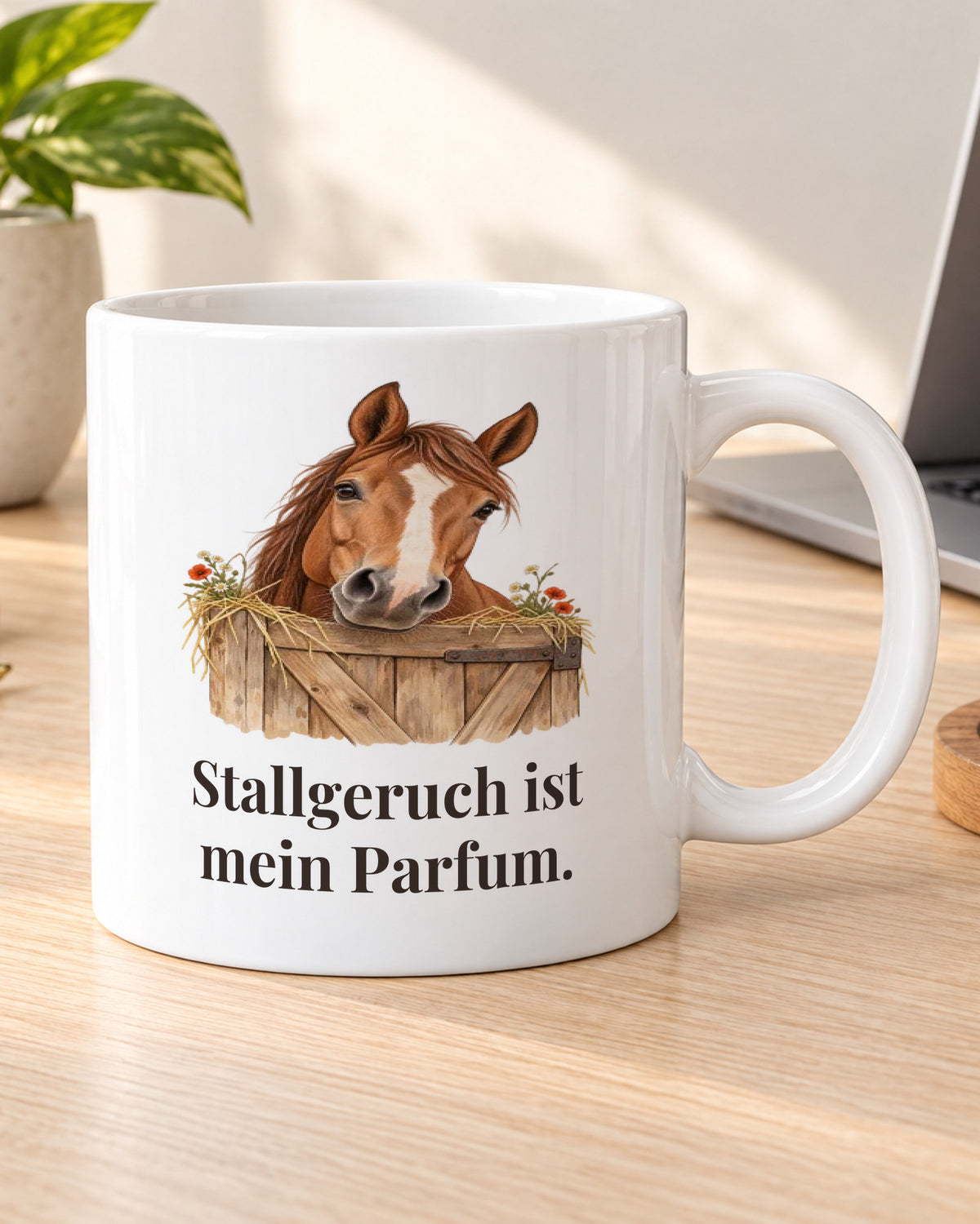 Pferdetasse „Stallgeruch ist mein Parfum.“ am Schreibtisch