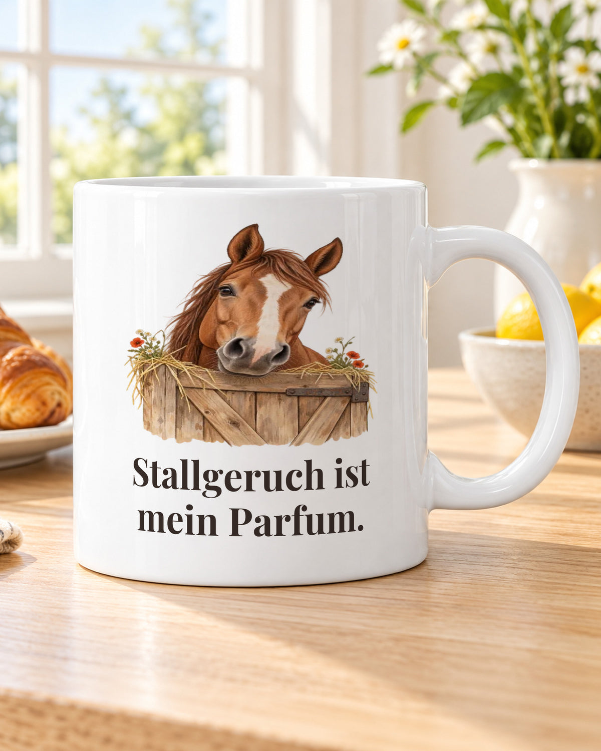 Pferdetasse „Stallgeruch ist mein Parfum.“ am Frühstückstisch