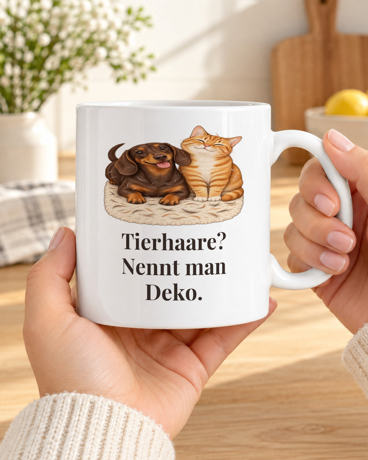 Tasse „Tierhaare? Nennt man Deko.“ in den Händen