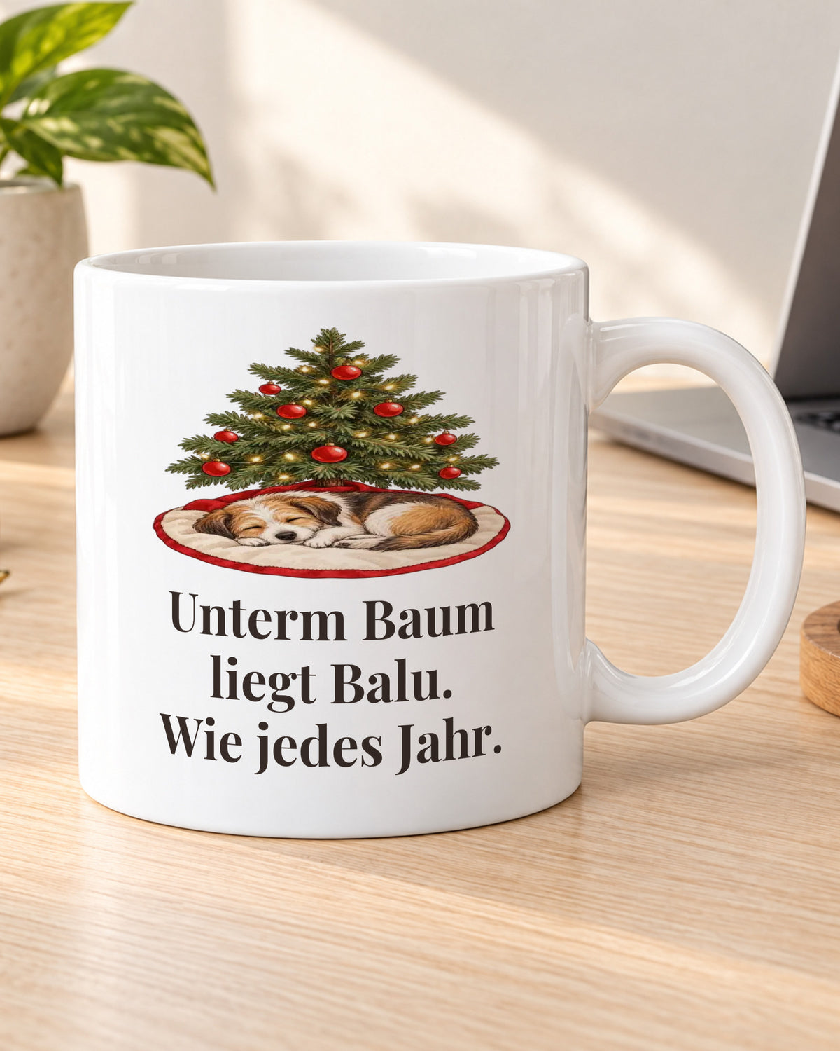 Weihnachtstasse „Unterm Baum liegt Balu. Wie jedes Jahr.“ am Schreibtisch