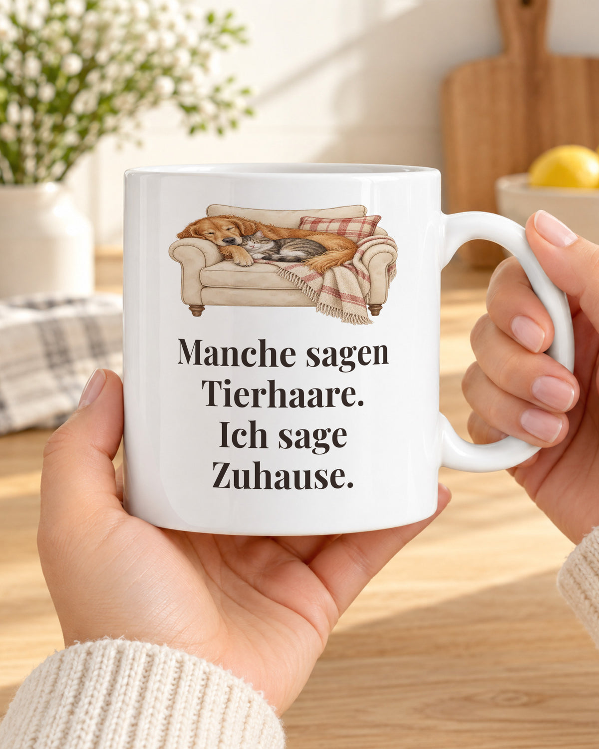 Tasse „Manche sagen Tierhaare. Ich sage Zuhause.“ in den Händen