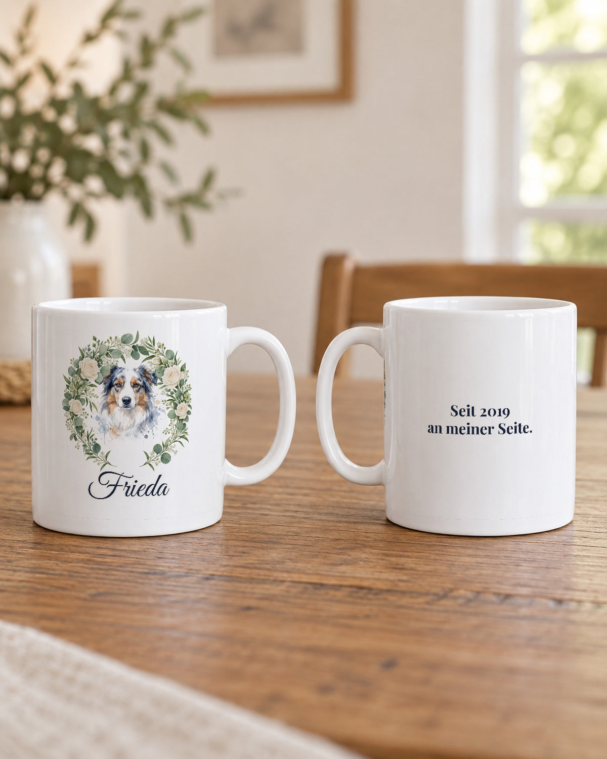 Vorder- und Rückseite der Blütenkranz-Tasse, hinten „Seit 2019 an meiner Seite.“