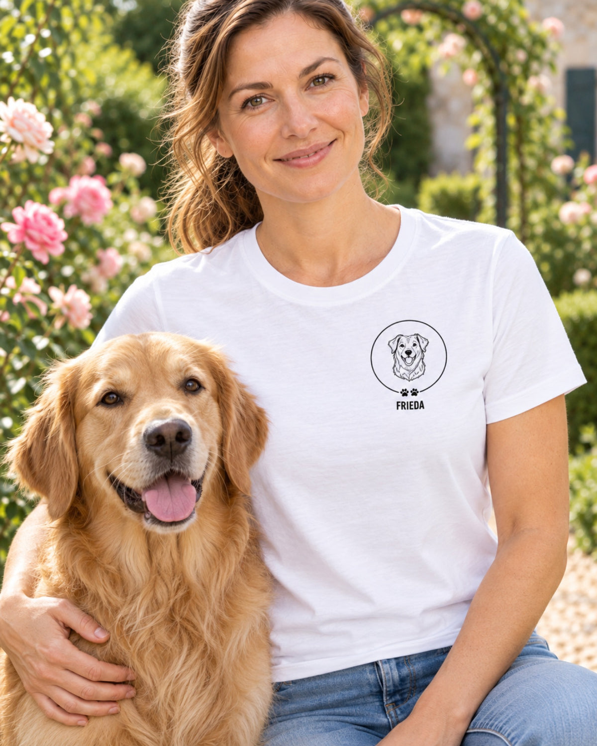 Weißes T-Shirt mit Golden Retriever als Brustmotiv in Linienzeichnung und dem Namen Frieda, Frau mit Golden im Garten