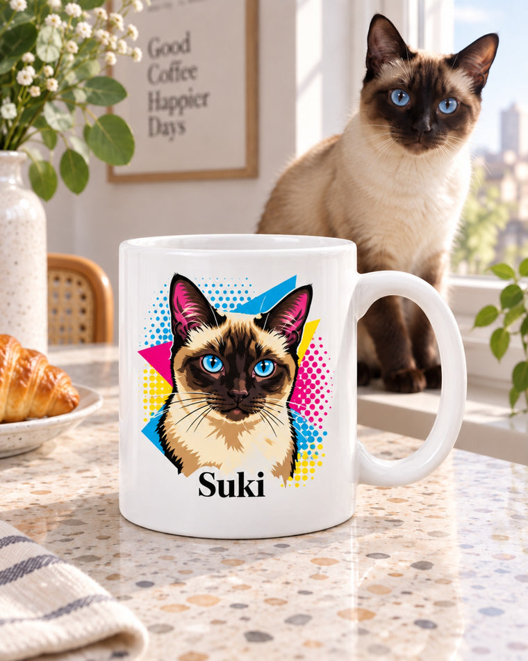 Katzentasse mit Siamkatze im Pop-Art-Stil und Namen Suki, die Siamkatze sitzt dahinter