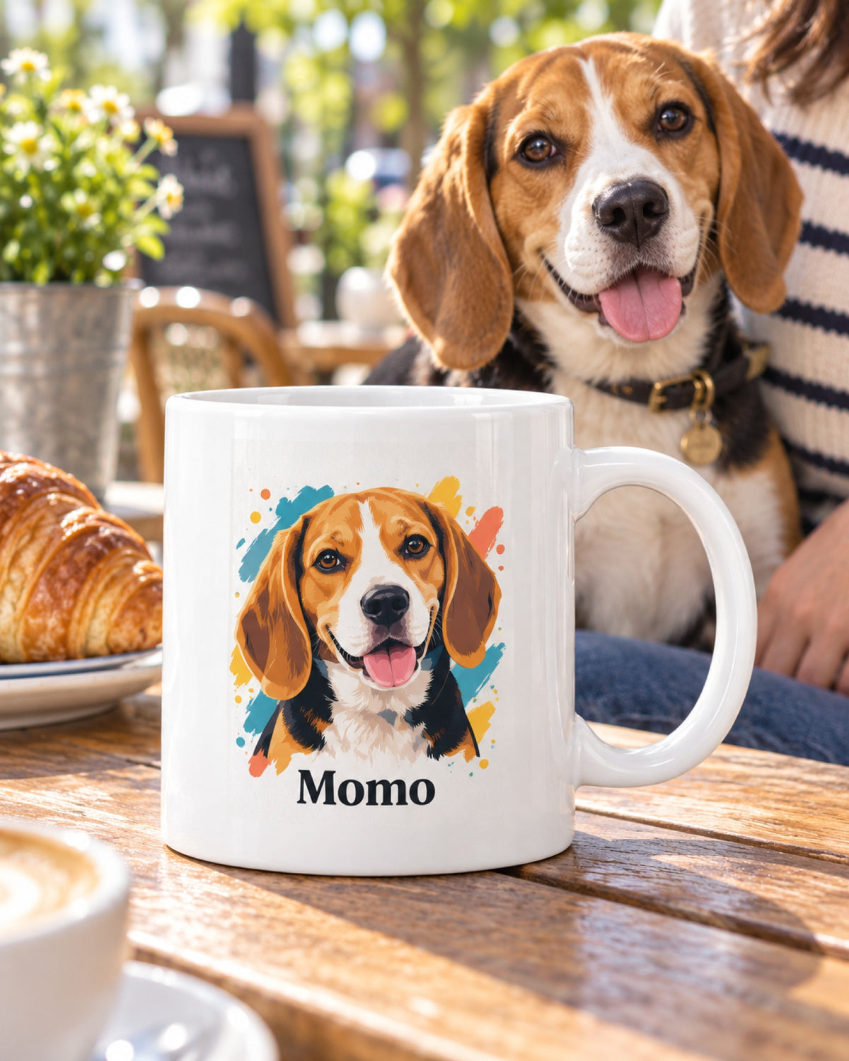 Hundetasse mit Beagle im Pop-Art-Stil und Namen Momo im Café, der Beagle schaut über den Tisch