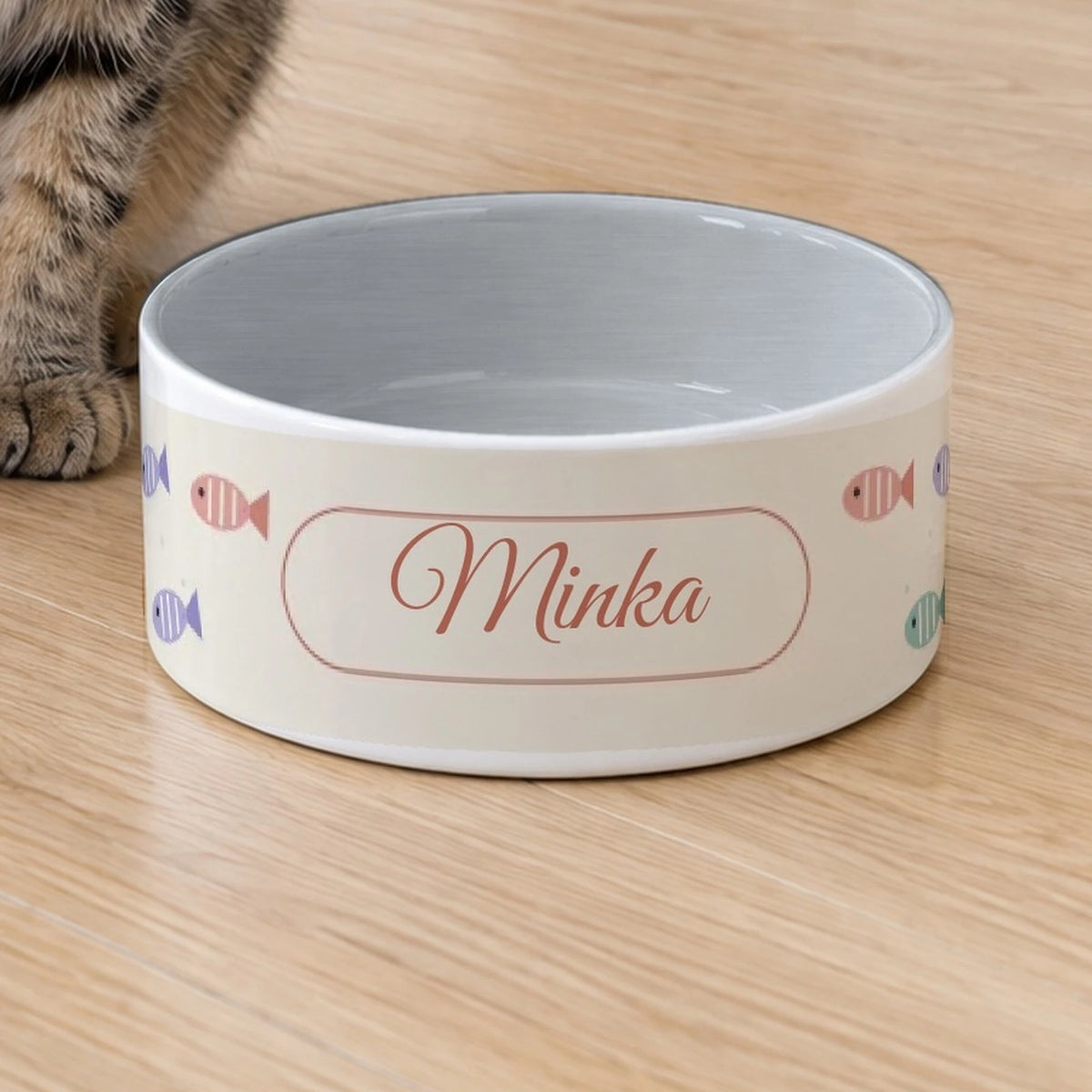 Nahaufnahme: Name Minka im Schild, rundherum bunte Fische