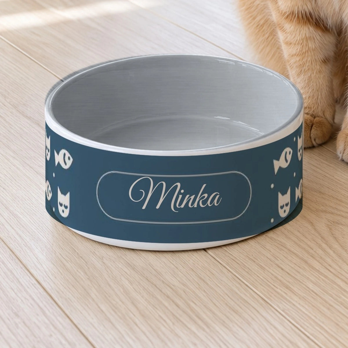 Nahaufnahme: Name Minka im Schild, rundherum Fische und Katzenköpfe