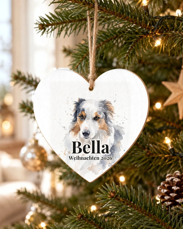 Herz-Baumschmuck mit Hundeportrait und Namen am Weihnachtsbaum