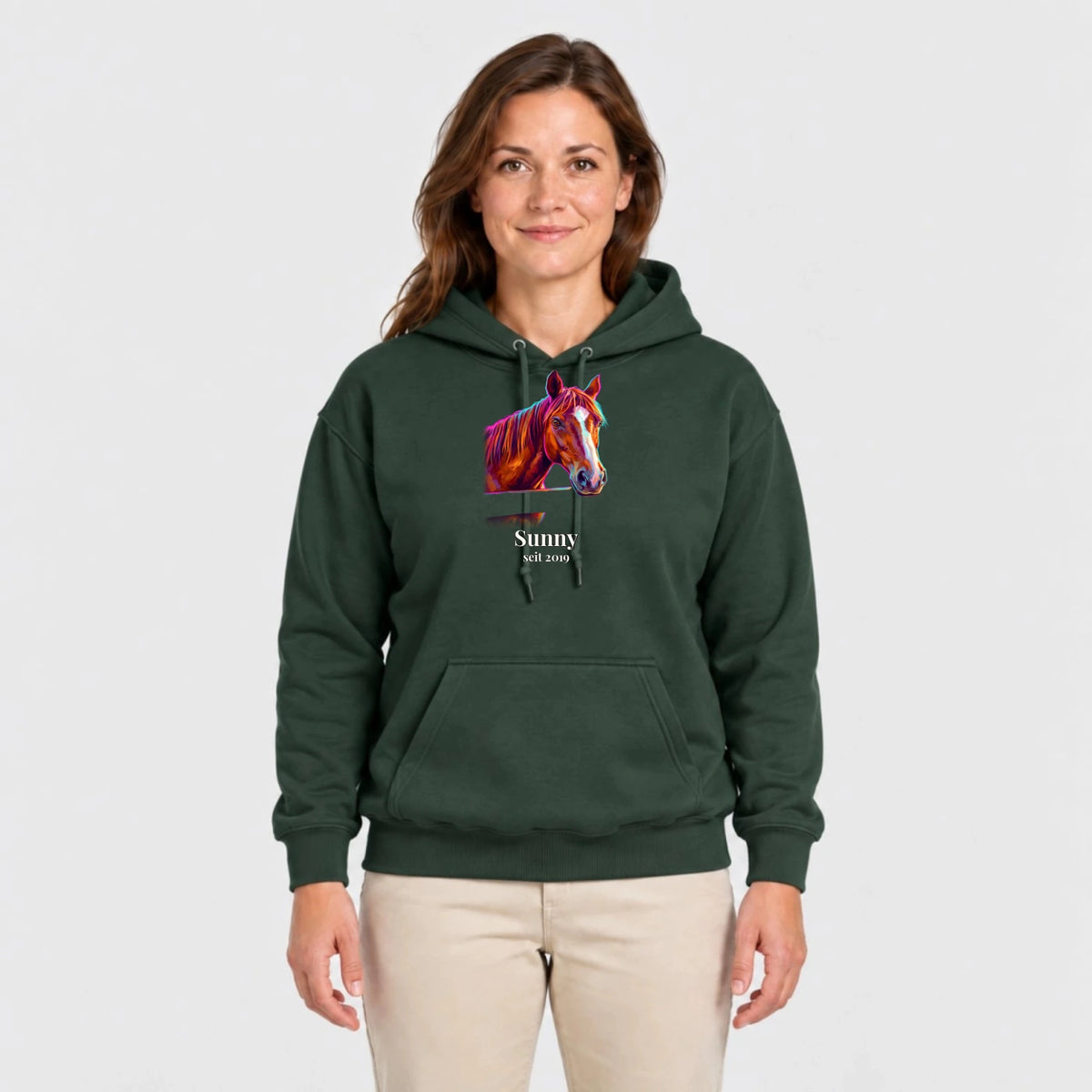 Hoodie in Grün mit Pferdeportrait und Namen