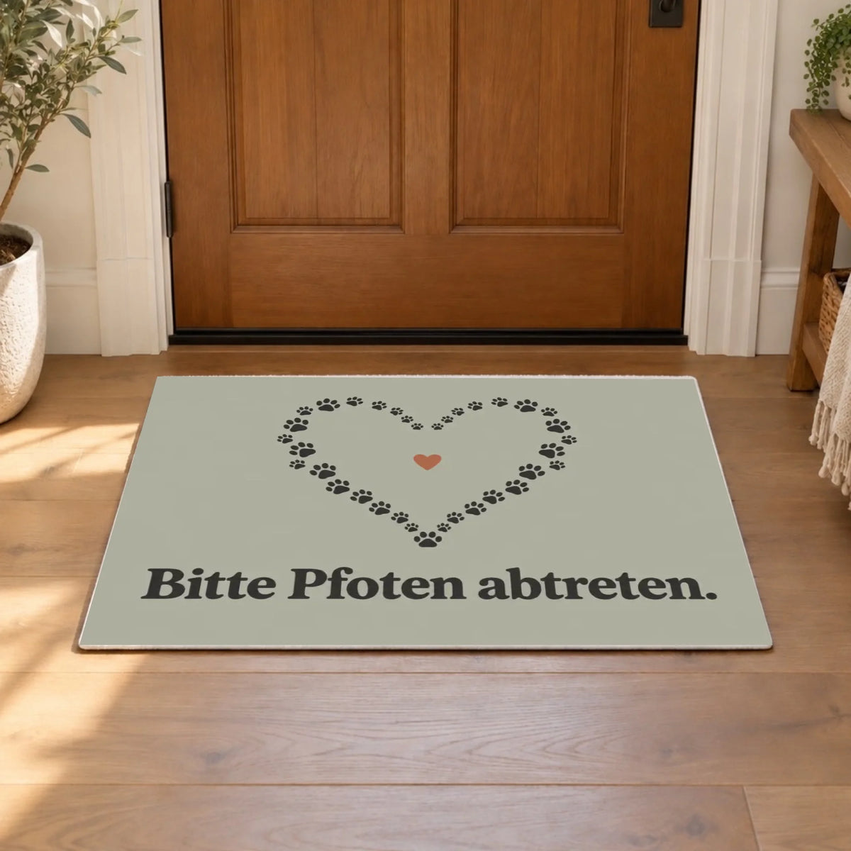 Fußmatte „Bitte Pfoten abtreten.“ im Flur vor der Holztür