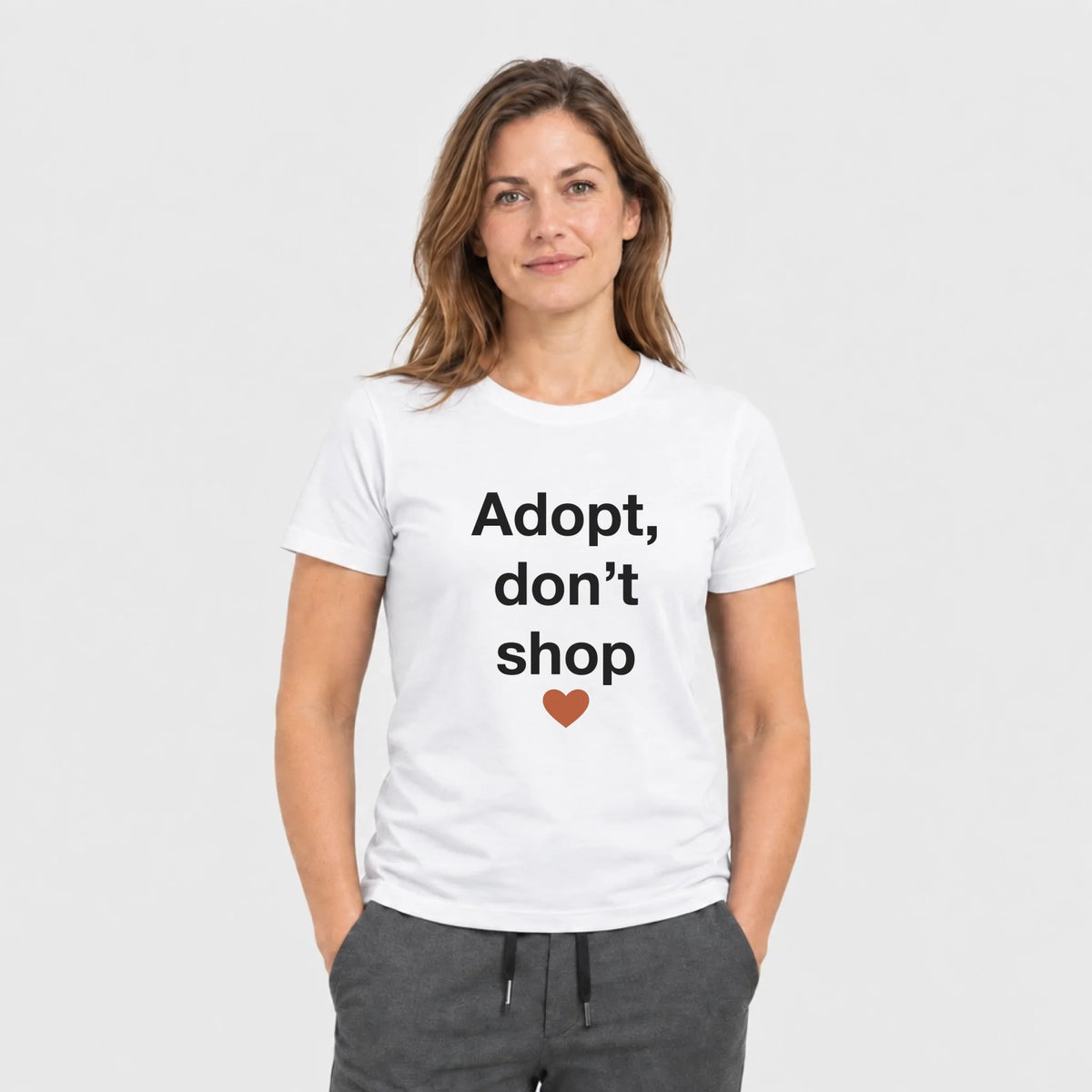 T-Shirt „Adopt, don’t shop“ in Weiß mit dunkler Schrift und rotem Herz