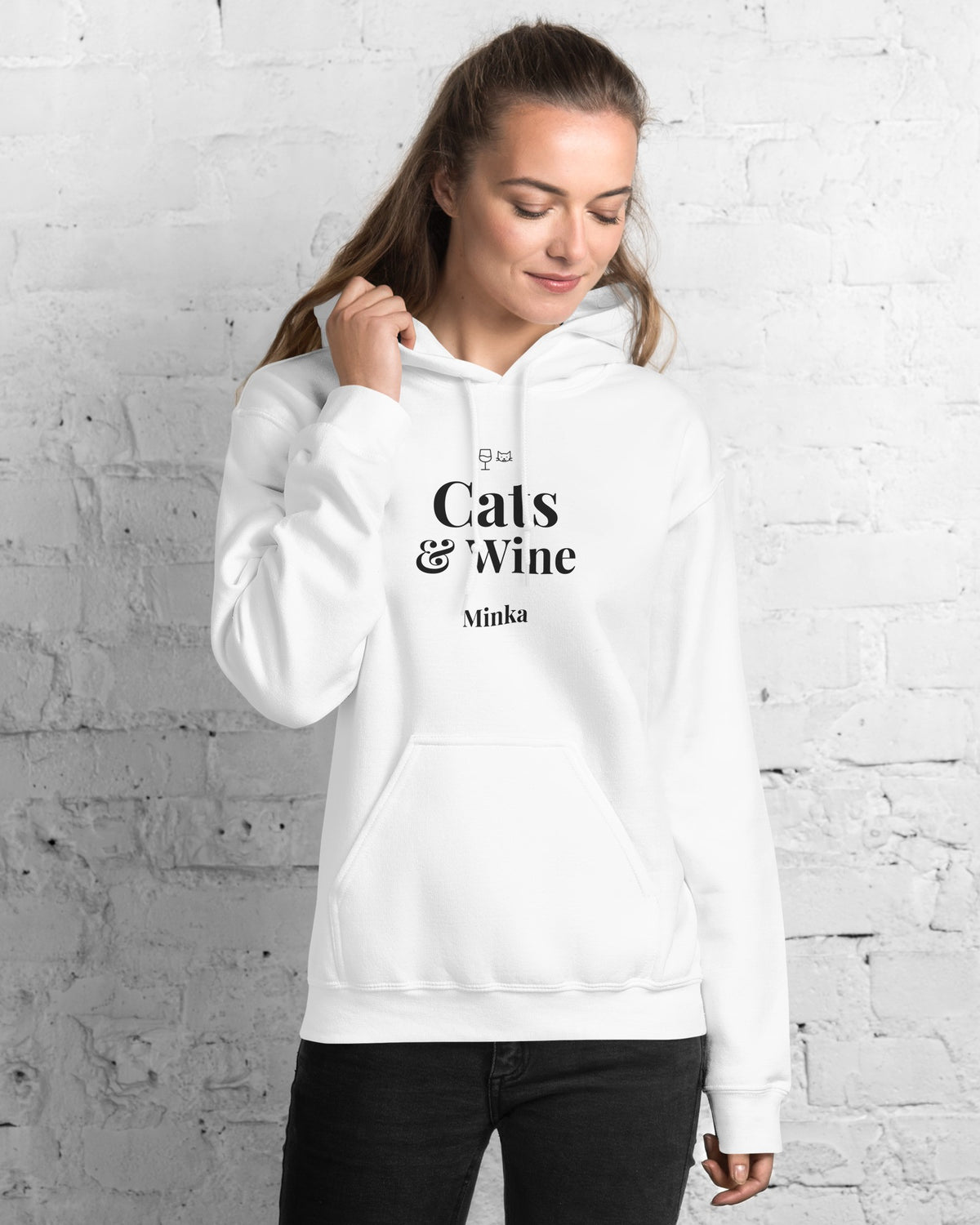 Hoodie Cats & Wine in Weiß mit dem Namen Minka, getragen von einer Frau