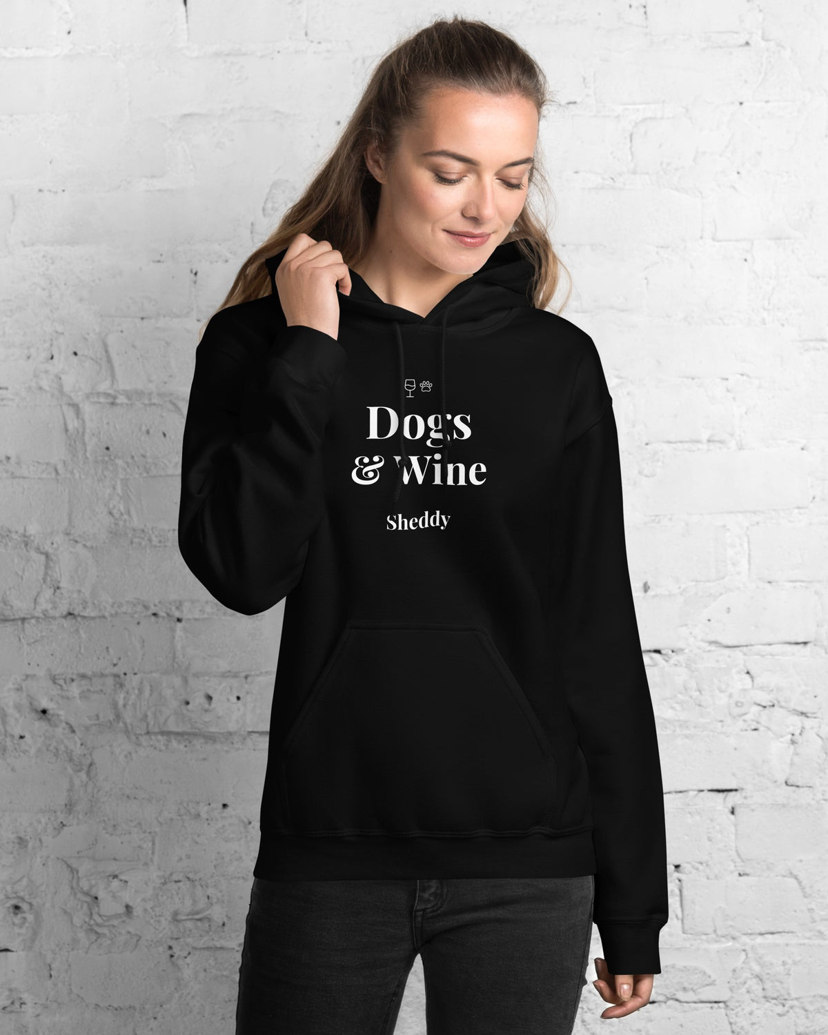 Hoodie Dogs & Wine in Schwarz mit dem Namen Sheddy, getragen von einer Frau