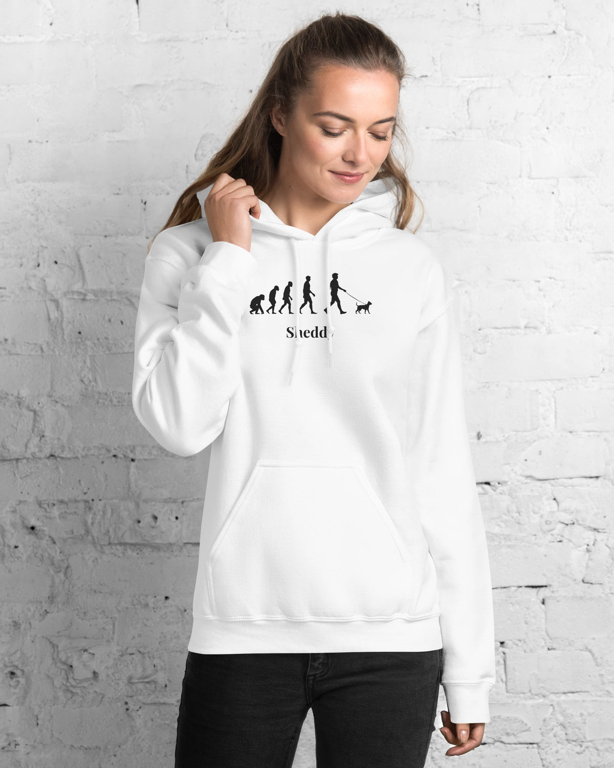 Hoodie Pet Evolution in Weiß mit dem Namen Sheddy, getragen von einer Frau