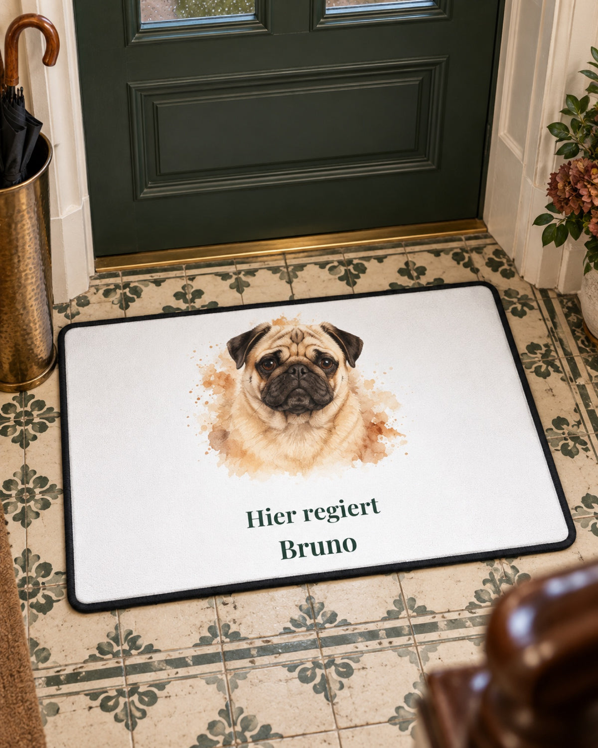 Personalisierte Fußmatte mit Mops Bruno vor einer dunkelgrünen Wohnungstür im Altbau