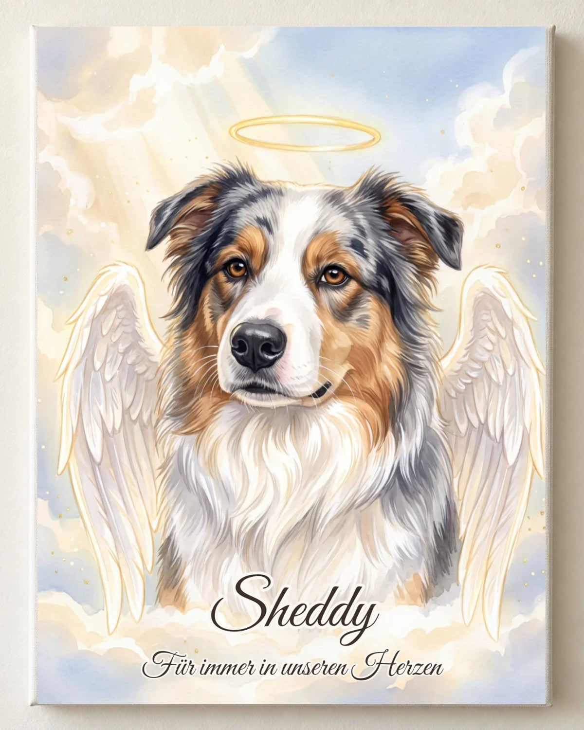 Gedenkportrait Engel auf Leinwand, Hochformat: Hund Sheddy mit Engelsflügeln und Heiligenschein vor hellem Himmel, mit Namen
