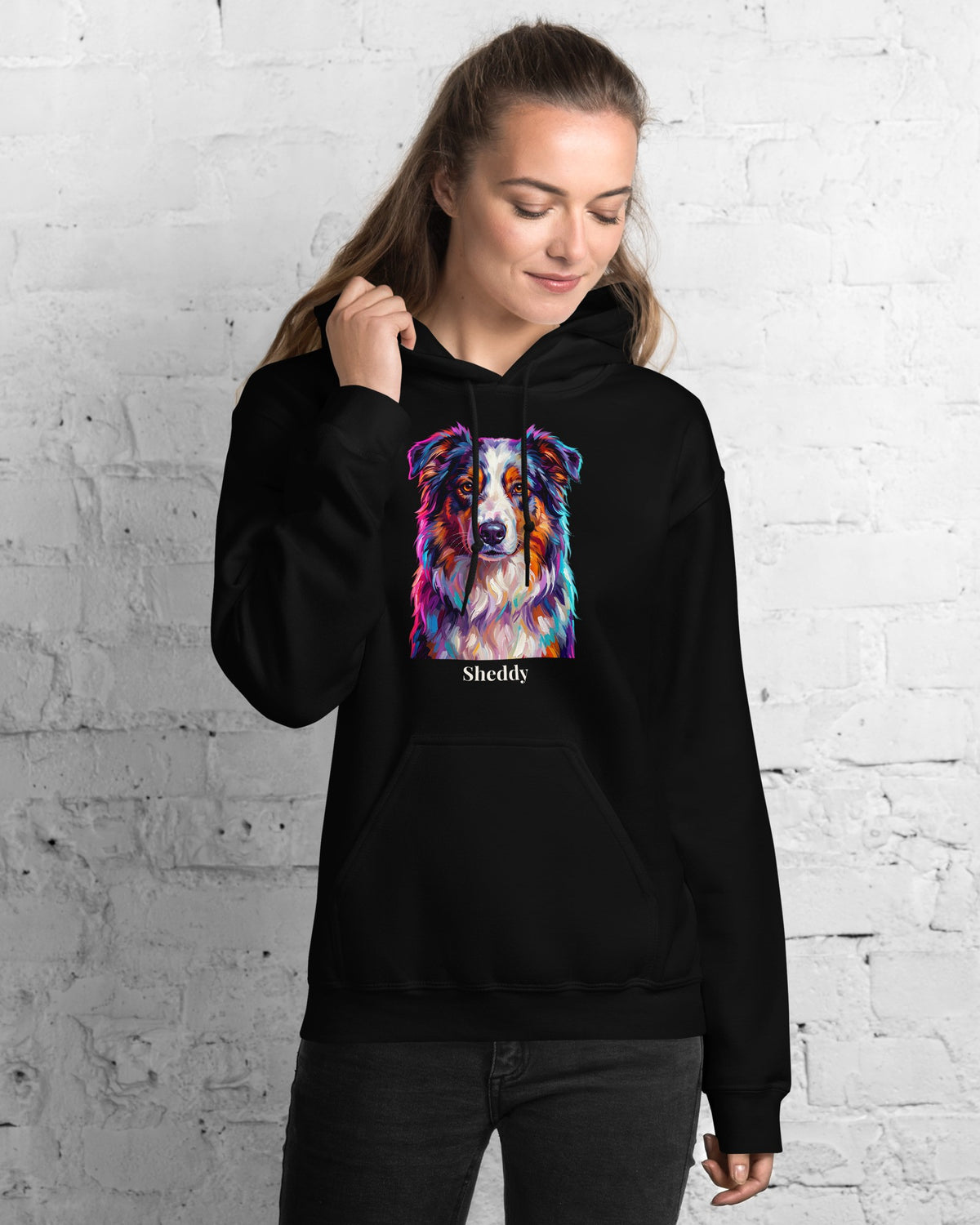Hoodie in Schwarz mit Portrait von einem Australian Shepherd im Stil Pop-Art und dem Namen Sheddy, getragen von einer Frau