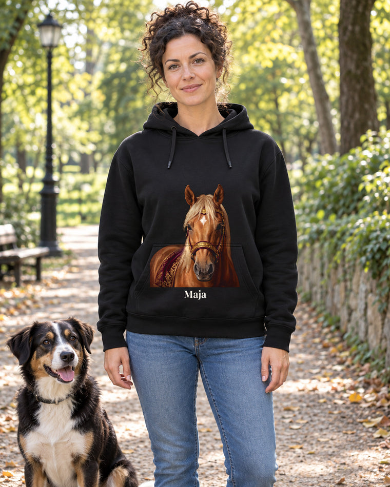 Hoodie in Flaschengrün mit Portrait von einem Haflinger im Stil Royal und dem Namen Maja, getragen von einer Frau im Park mit ihrem Hund