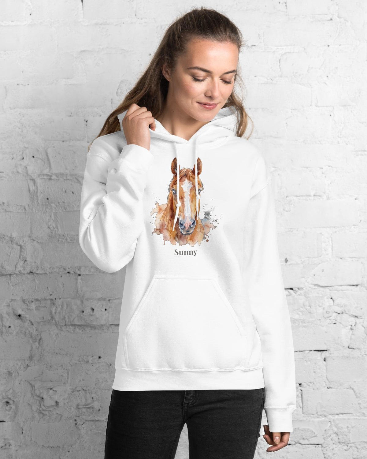 Hoodie in Weiß mit Portrait von einem braunen Pferd im Stil Aquarell und dem Namen Sunny, getragen von einer Frau