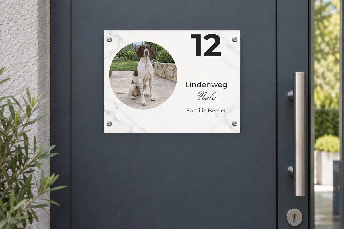 Hausnummernschild in Marmoroptik an einer anthrazitfarbenen Haustür mit großer Hausnummer 12, Straße Lindenweg, rundem Hundefoto und Name Nala
