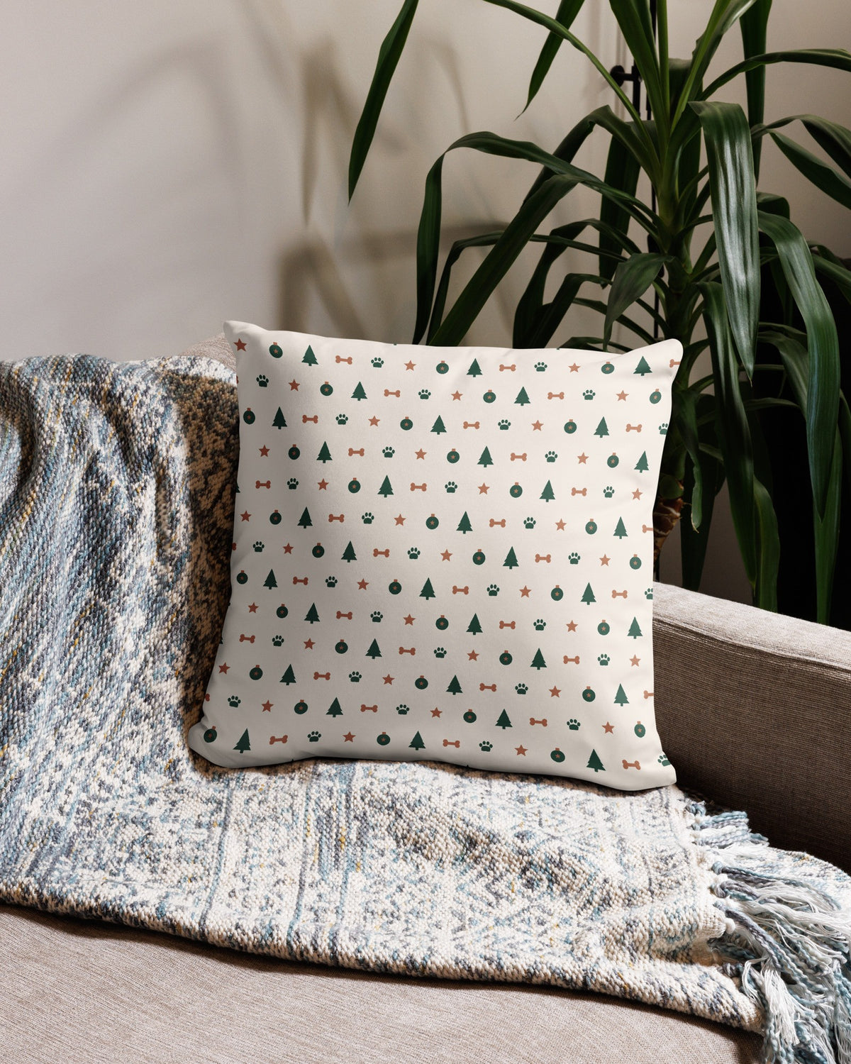 Kissen mit weihnachtlichem Pfotenmuster in Creme, Wohnszene