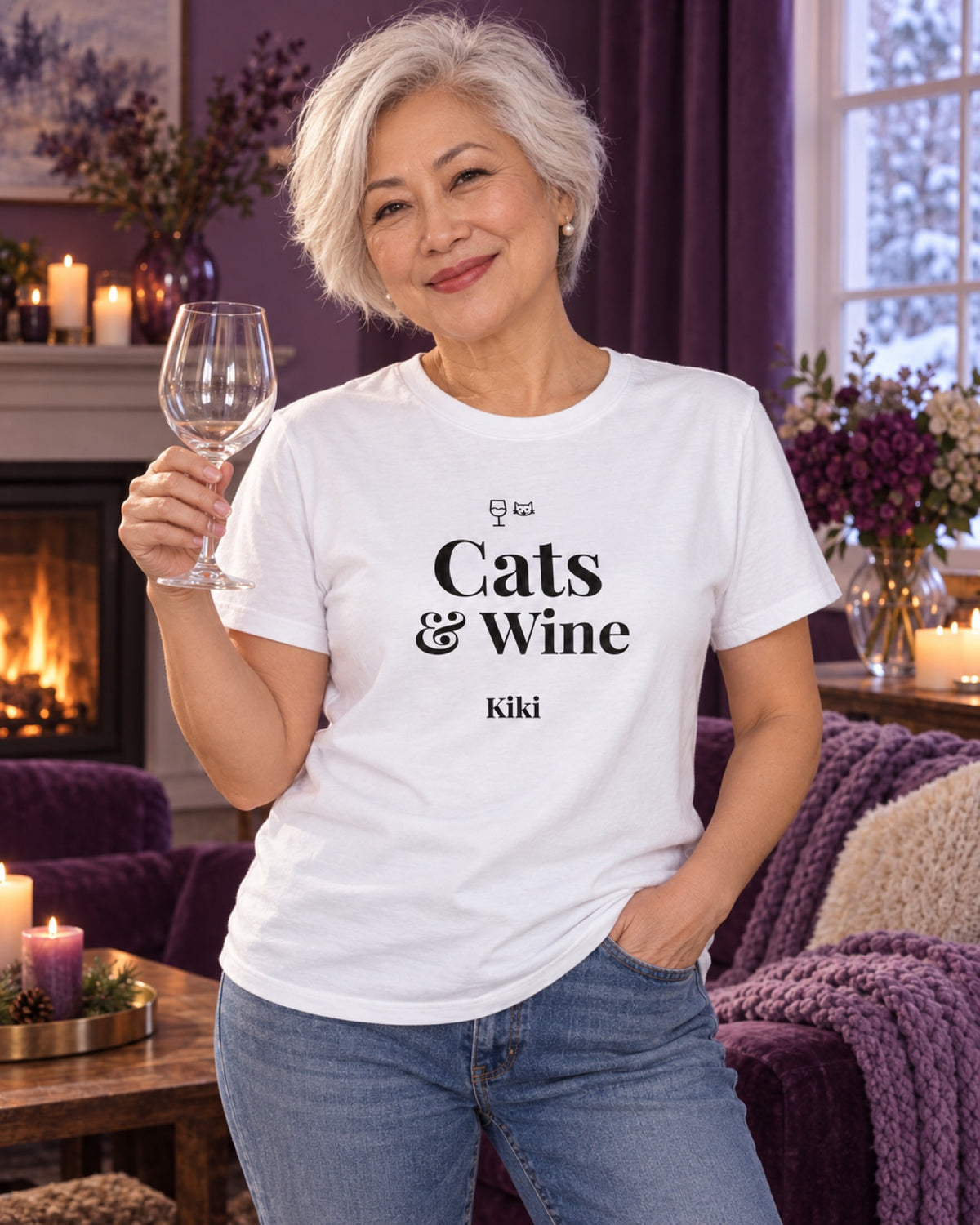 Frau im weißen Cats and Wine T-Shirt mit Beispielname Kiki im violetten Winterwohnzimmer