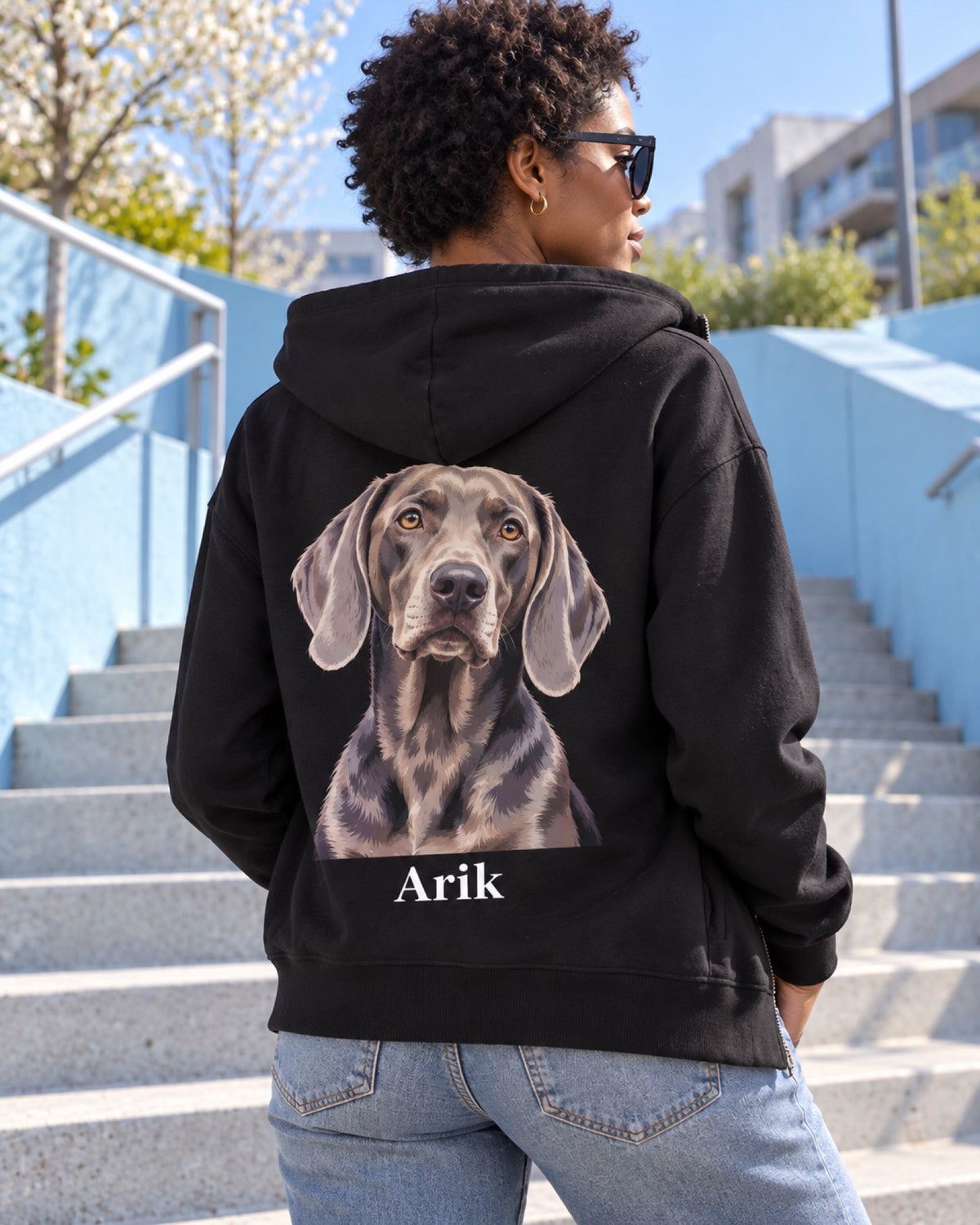 Rückenansicht einer schwarzen Sweatjacke mit Weimaraner Arik als Portrait an einer blauen Treppenanlage