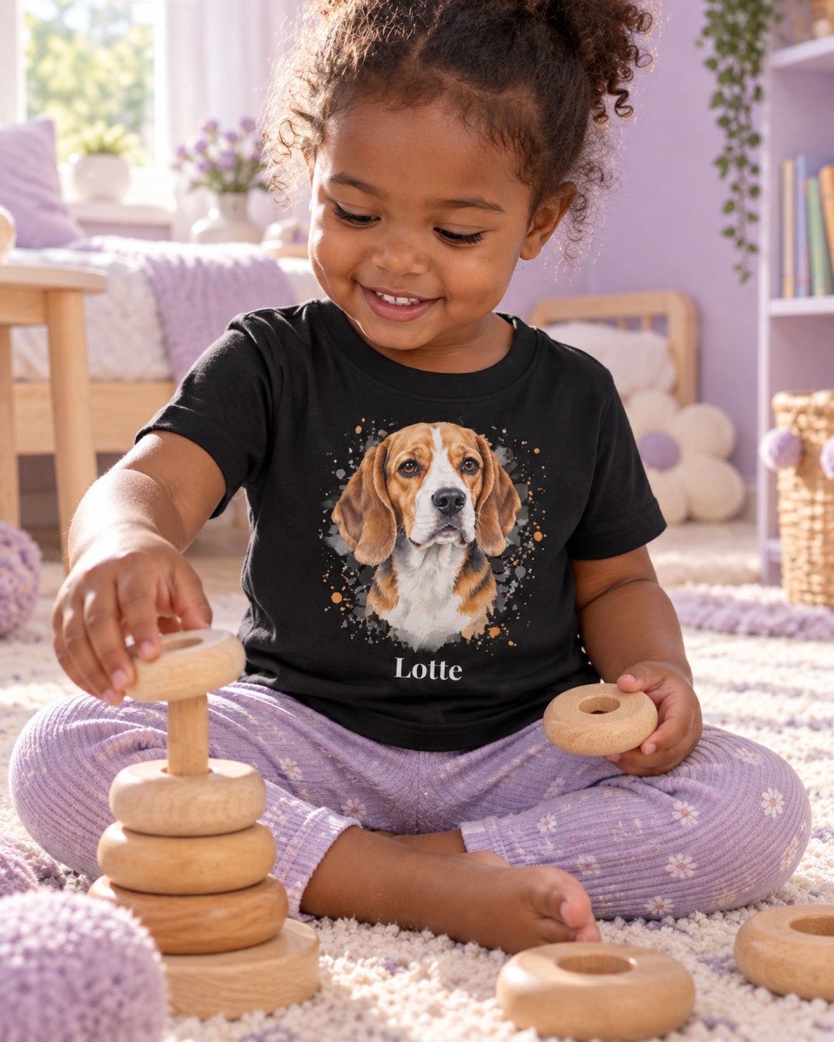 Kleinkind im schwarzen T-Shirt mit Beagle Lotte als Aquarellportrait beim Spielen im lila Kinderzimmer