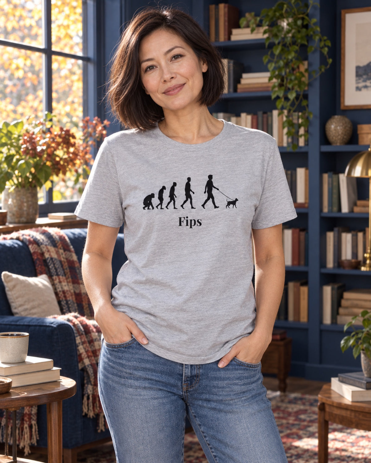 Frau im graumelierten Pet Evolution T-Shirt mit Beispielname Fips im tiefblauen Lesewohnzimmer