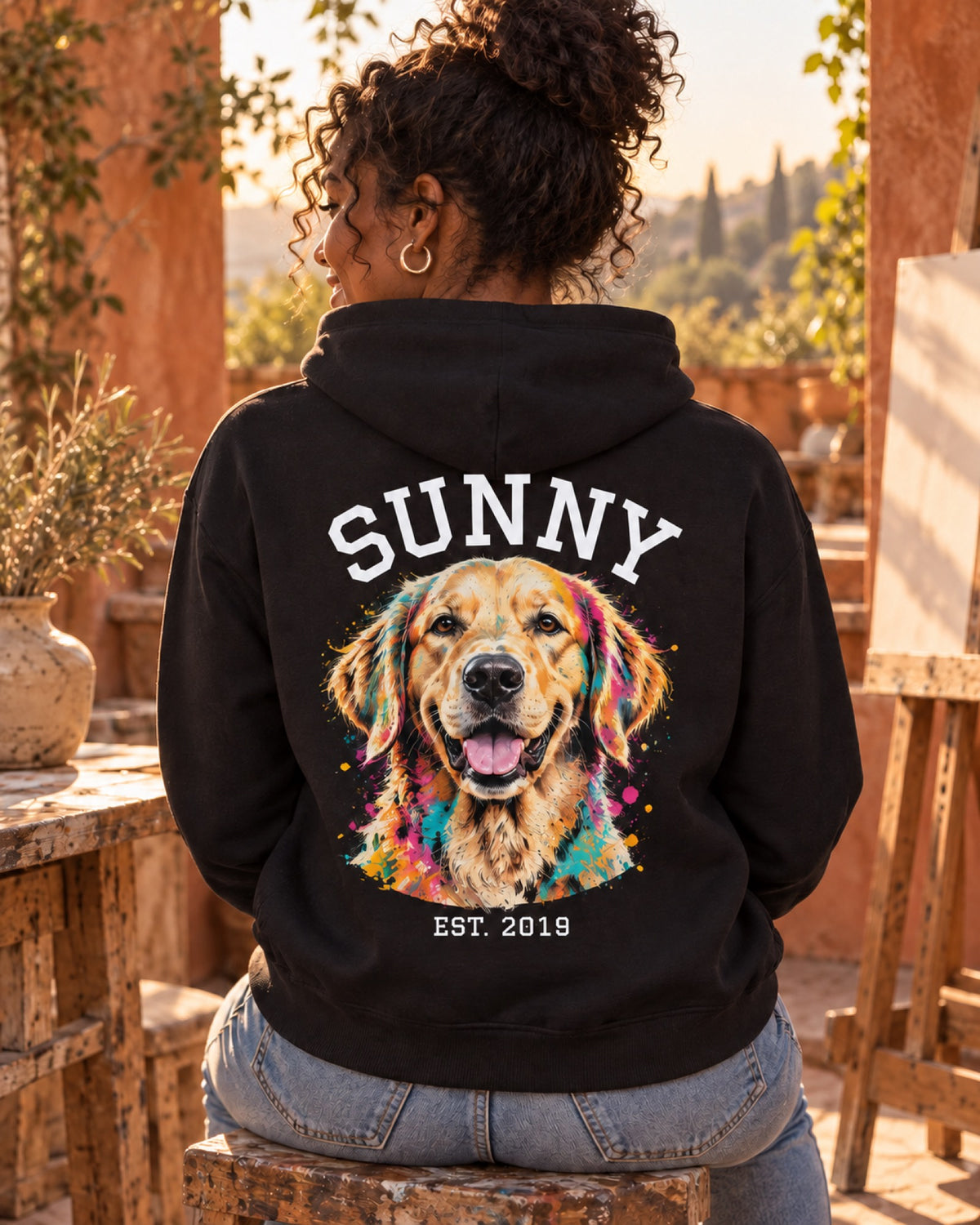 Rückenansicht eines schwarzen Hoodies mit Golden Retriever Sunny als Street-Art-Portrait im rostroten Sommeratelier