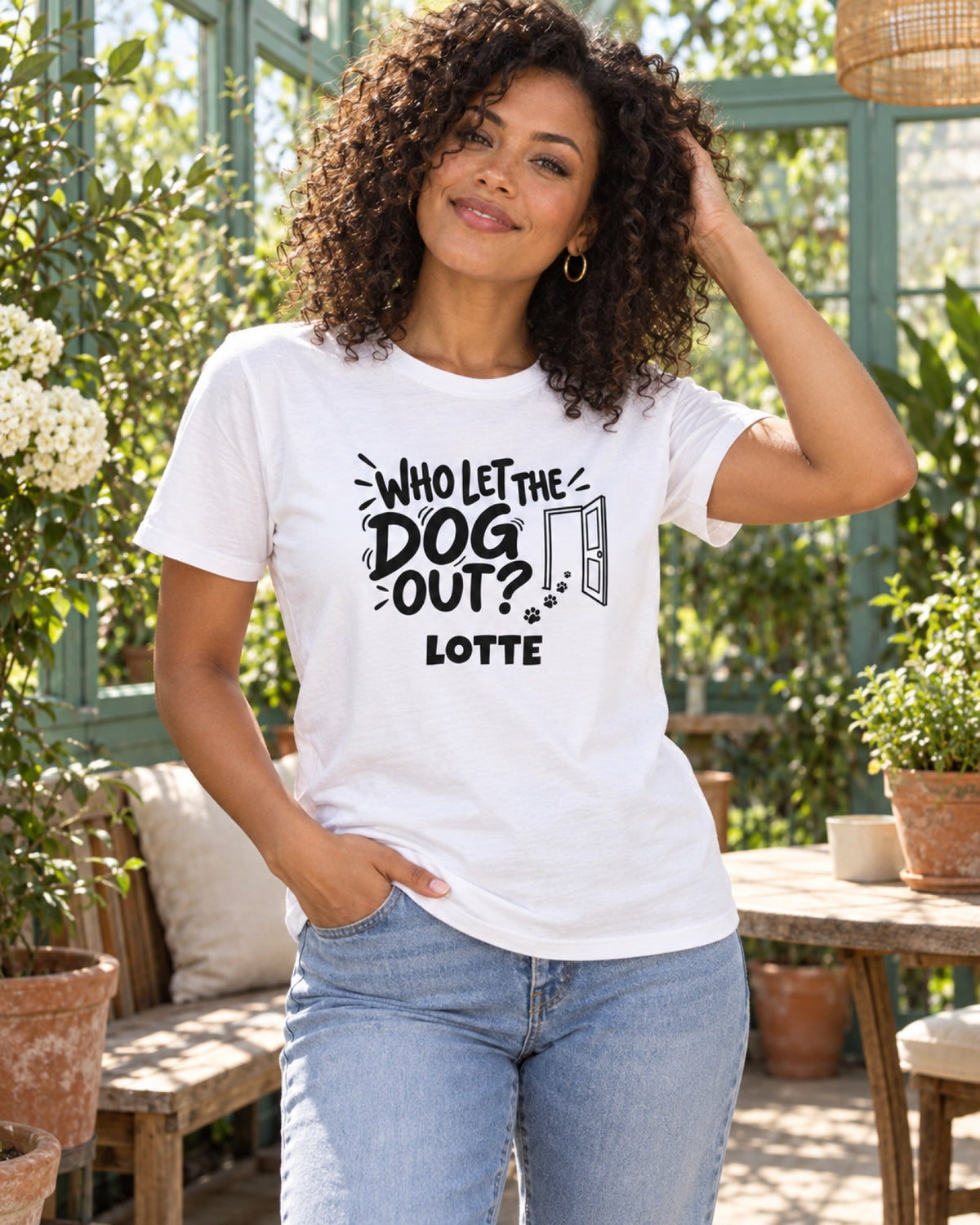 Frau im weißen Who Let The Dog Out T-Shirt mit Beispielname Lotte im türkisgrünen Wintergarten
