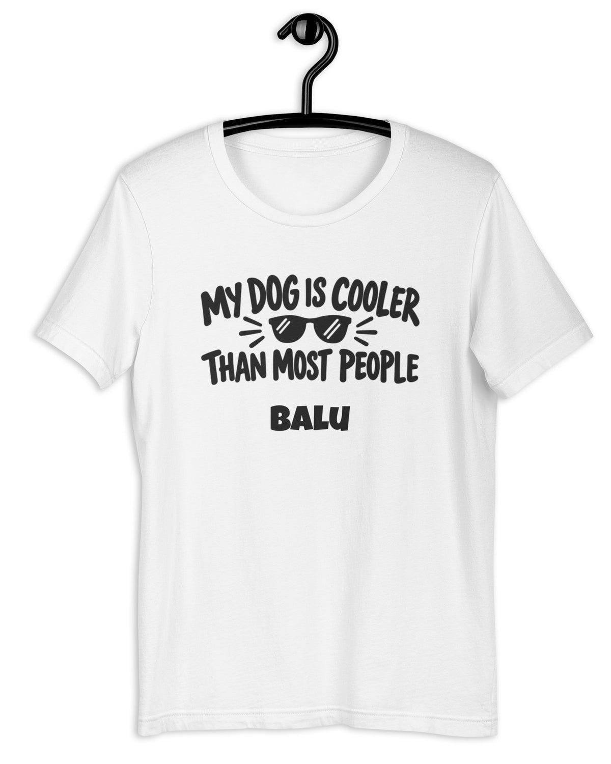 T-Shirt My Dog Is Cooler Than Most People in Weiß mit Namen Balu auf dem Bügel