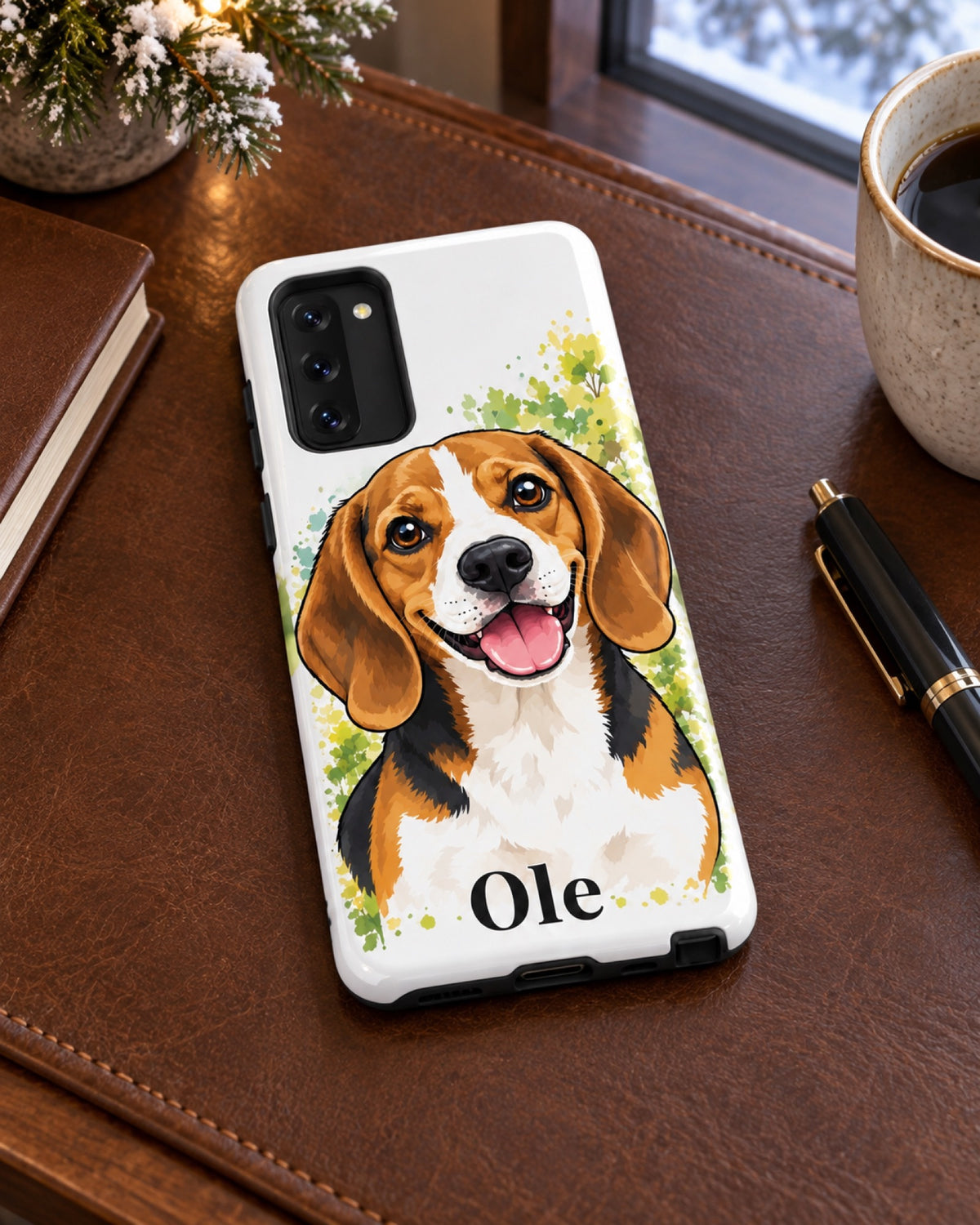 Samsung Galaxy S20 Hülle mit Beagle im Cartoon-Stil und Namen Ole auf einem braunen Lederbürotisch im Winter