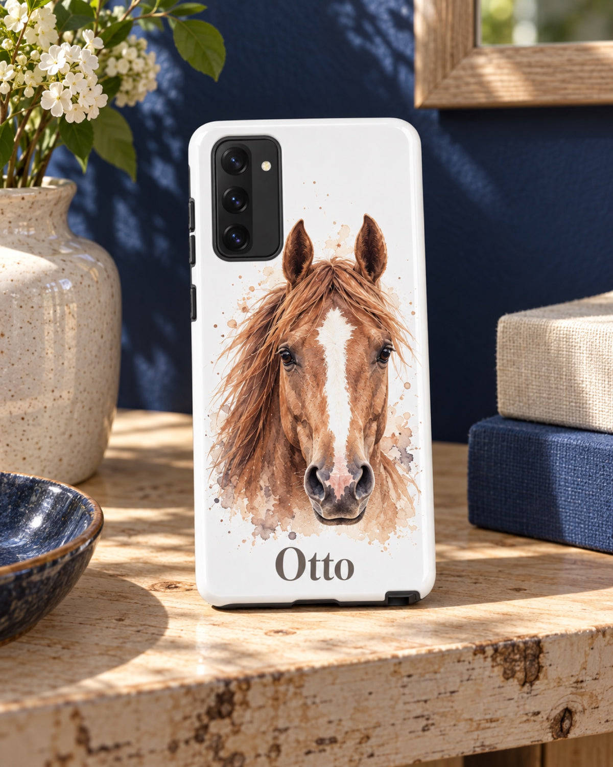 Samsung Galaxy S20 Hülle mit Fuchs Otto im Aquarell Stil auf einer Birkenkonsole vor dunkelblauer Wand im Sommer