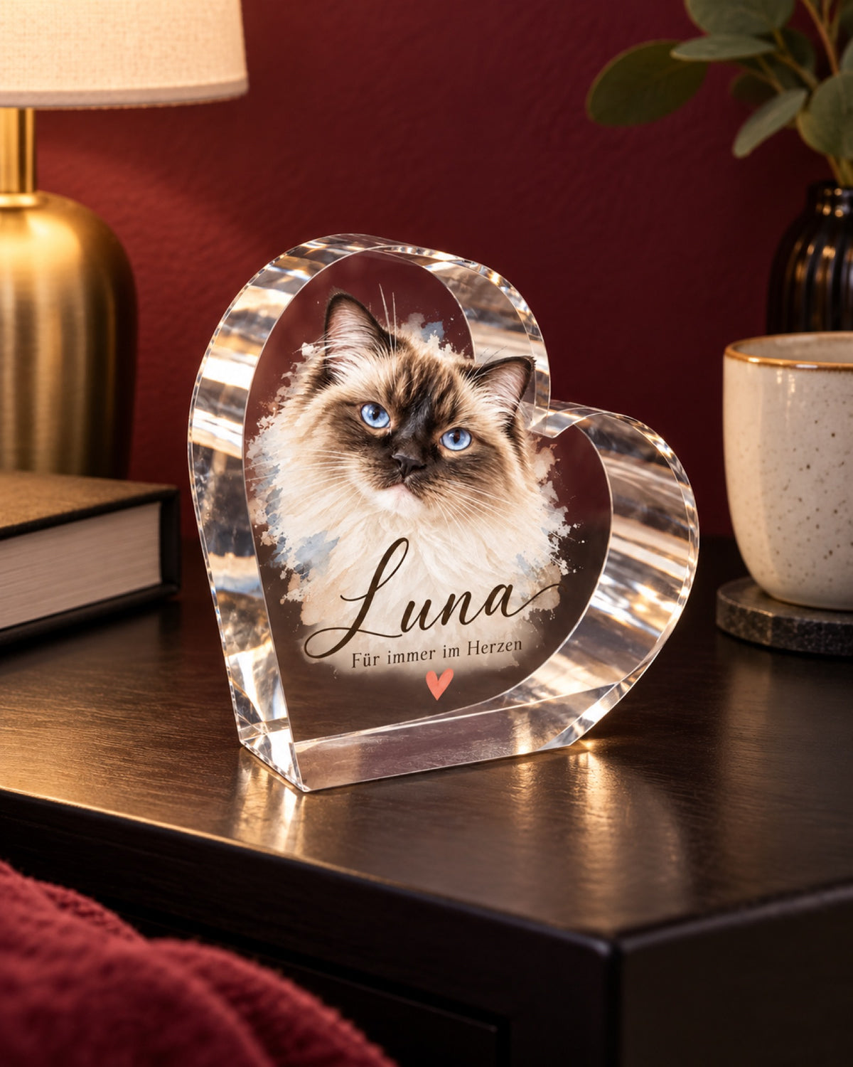 Acrylherz mit Pointkatze Luna, Namen und Herz auf schwarzem Nachttisch