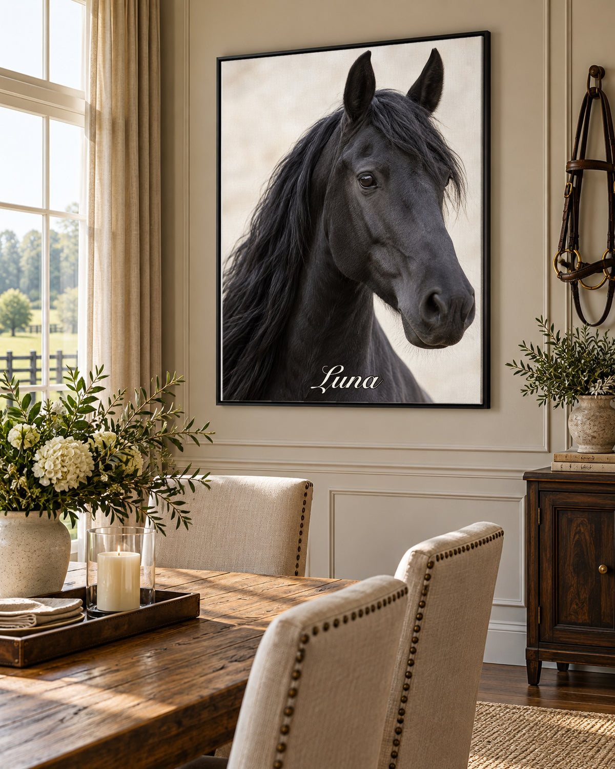 Pferdeportrait im schwarzen Rahmen auf Leinwand, gehängt im Esszimmer mit Holztisch, Beispielname Luna