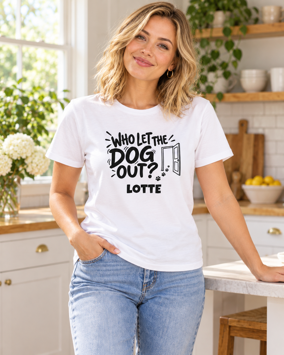 Who Let The Dog Out: T-Shirt, Hoodie oder Sweatshirt mit Namen deines Hundes – getragen von einer Frau