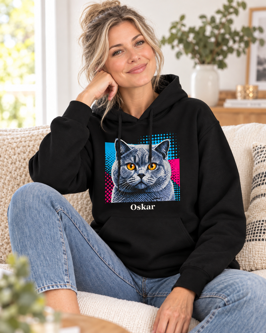 Frau im schwarzen Hoodie mit Katzenportrait Oskar