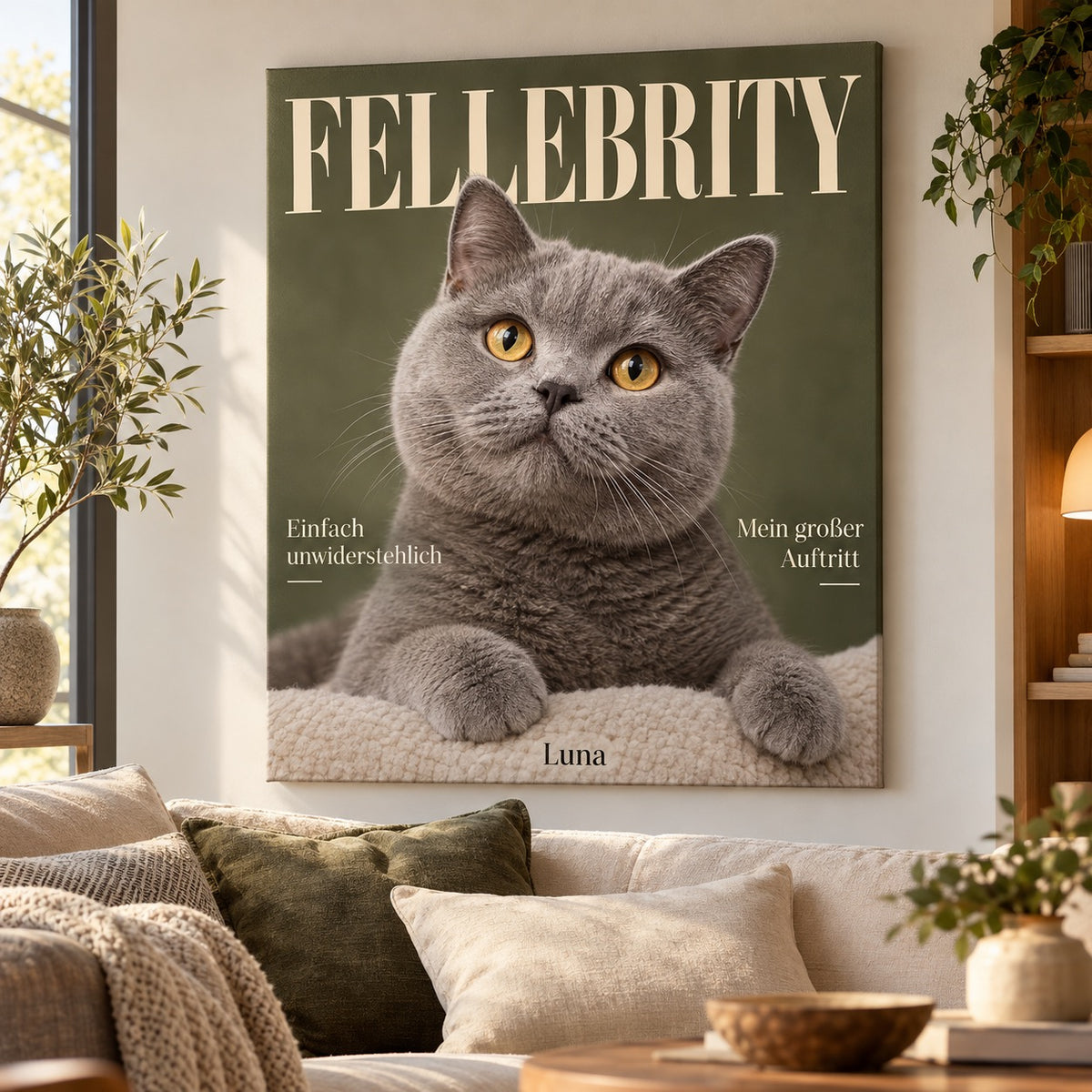 Leinwand als FELLEBRITY Magazin-Cover mit Britisch Kurzhaar Katze im Wohnzimmer