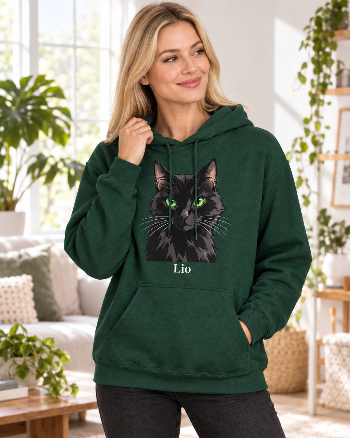 Personalisierter Hoodie mit deiner Katze, dunkel – Lifestyle-Ansicht